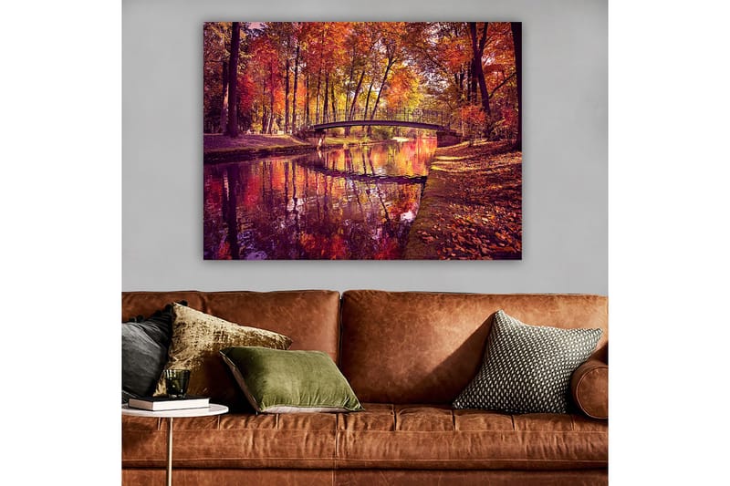 Canvastavla 70x100 cm - Vacker höstscen med en bro som sträcker sig över en spegelblanka vattenyta omgiven av färgglada träd - Orange / Röd / Gul - Inredning - Tavlor & posters - Canvastavla