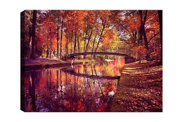 Canvastavla 70x100 cm - Vacker höstscen med en bro som sträcker sig över en spegelblanka vattenyta omgiven av färgglada träd - Orange / Röd / Gul - Inredning - Tavlor & posters - Canvastavla