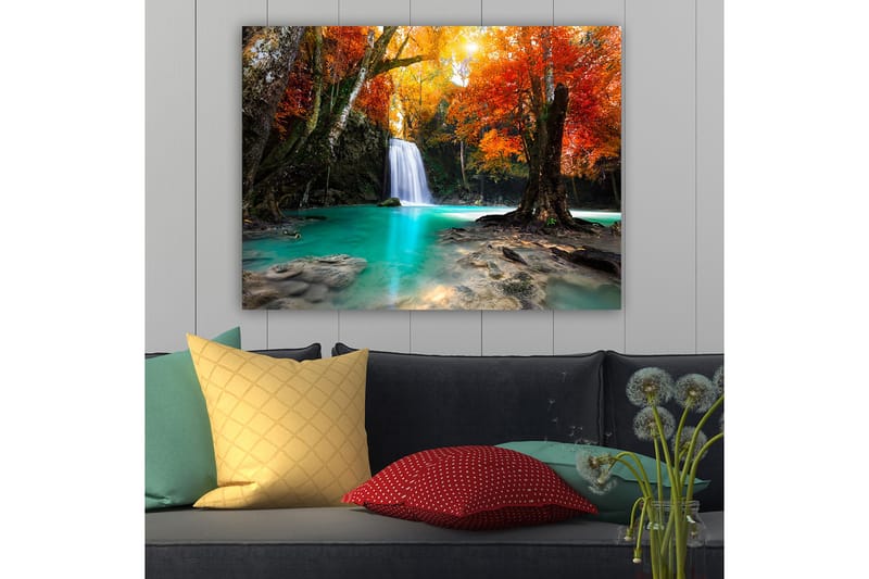 Canvastavla 70x100 cm - Vacker höstscen med en vattenfall omgiven av färgglada träd i orange och röd nyans - Turkos / Orange / Röd - Inredning - Tavlor & posters - Canvastavla