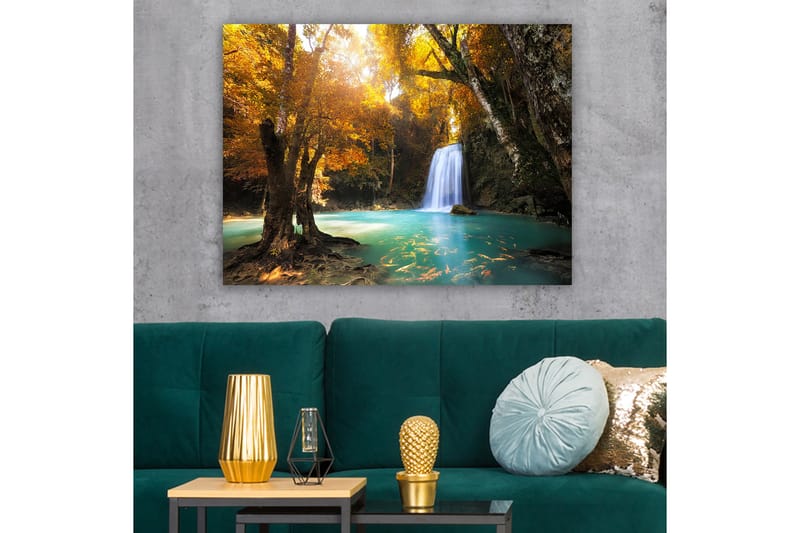 Canvastavla 70x100 cm - Vacker höstscen med ett vattenfall omgiven av färgglada träd och klart vatten - Guldorange / Turkos / Brun - Inredning - Tavlor & posters - Canvastavla