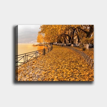 Canvastavla 70x100 cm - Vacker höstscen med gyllene löv som täcker en promenadväg vid en sjö - Guldorange / Mörkgul / Brun - Inredning - Tavlor & posters - Canvastavla