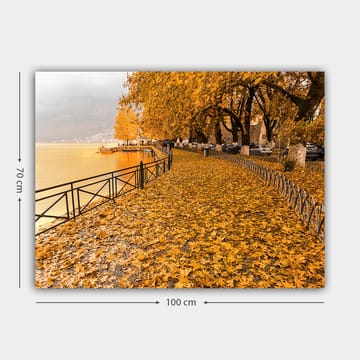 Canvastavla 70x100 cm - Vacker höstscen med gyllene löv som täcker en promenadväg vid en sjö - Guldorange / Mörkgul / Brun - Inredning - Tavlor & posters - Canvastavla