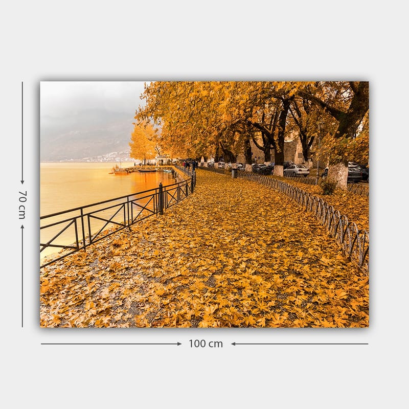 Canvastavla 70x100 cm - Vacker höstscen med gyllene löv som täcker en promenadväg vid en sjö - Guldorange / Mörkgul / Brun - Inredning - Tavlor & posters - Canvastavla