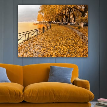 Canvastavla 70x100 cm - Vacker höstscen med gyllene löv som täcker en promenadväg vid en sjö - Guldorange / Mörkgul / Brun - Inredning - Tavlor & posters - Canvastavla