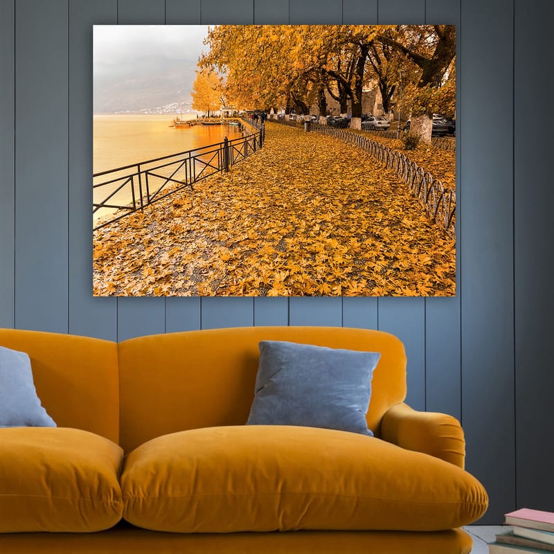 Canvastavla 70x100 cm - Vacker höstscen med gyllene löv som täcker en promenadväg vid en sjö - Guldorange / Mörkgul / Brun - Inredning - Tavlor & posters - Canvastavla