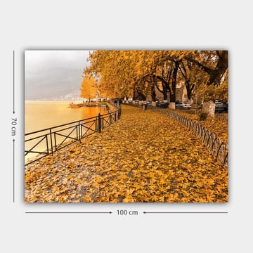 Canvastavla 70x100 cm - Vacker höstscen med gyllene löv som täcker en promenadväg vid en sjö - Guldorange / Mörkgul / Brun - Inredning - Tavlor & posters - Canvastavla