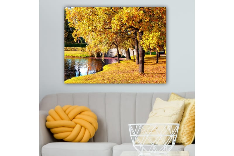 Canvastavla 70x100 cm - Vacker höstscen med gyllene träd som speglar sig i en stilla sjö - Guld / Grön / Brun - Inredning - Tavlor & posters - Canvastavla