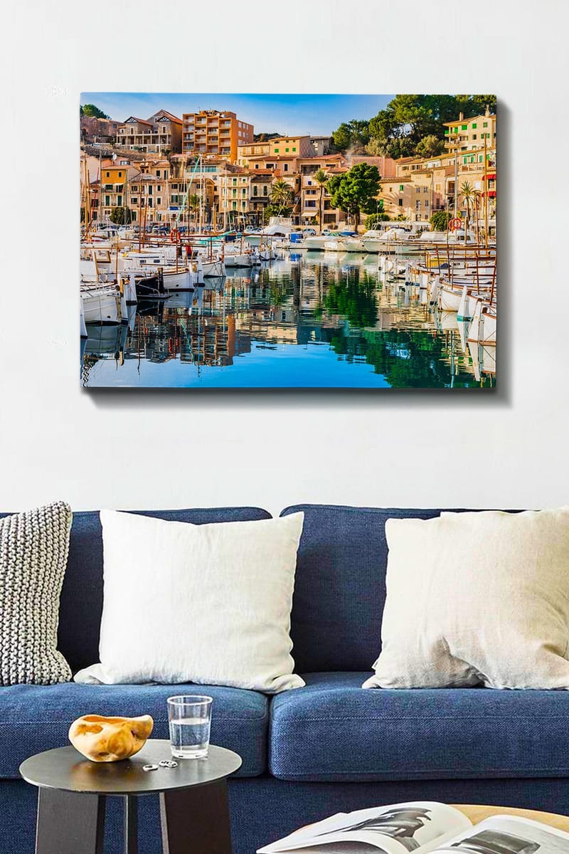 Canvastavla 70x100 cm - Vacker hamn med segelbåtar och färgglada hus vid vattnet - Blå / Grön / Orange - Inredning - Tavlor & posters - Canvastavla