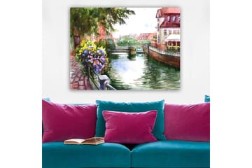 Canvastavla 70x100 cm - Vacker kanal med blommor i förgrunden och pittoreska byggnader i bakgrunden - Grön / Blå / Lila - Inredning - Tavlor & posters - Canvastavla