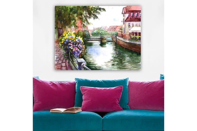 Canvastavla 70x100 cm - Vacker kanal med blommor i förgrunden och pittoreska byggnader i bakgrunden - Grön / Blå / Lila - Inredning - Tavlor & posters - Canvastavla