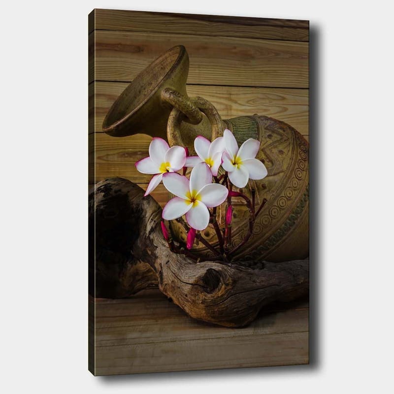 Canvastavla 70x100 cm - Vacker keramikkruka med vita blommor och en träbit som bas - Vit / Rosa / Brun - Inredning - Tavlor & posters - Canvastavla