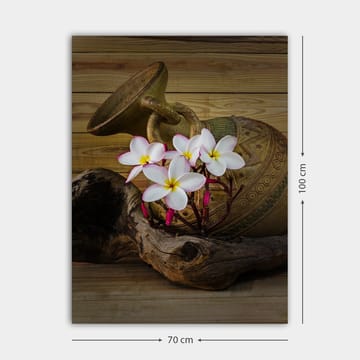 Canvastavla 70x100 cm - Vacker keramikkruka med vita blommor och en träbit som bas - Vit / Rosa / Brun - Inredning - Tavlor & posters - Canvastavla