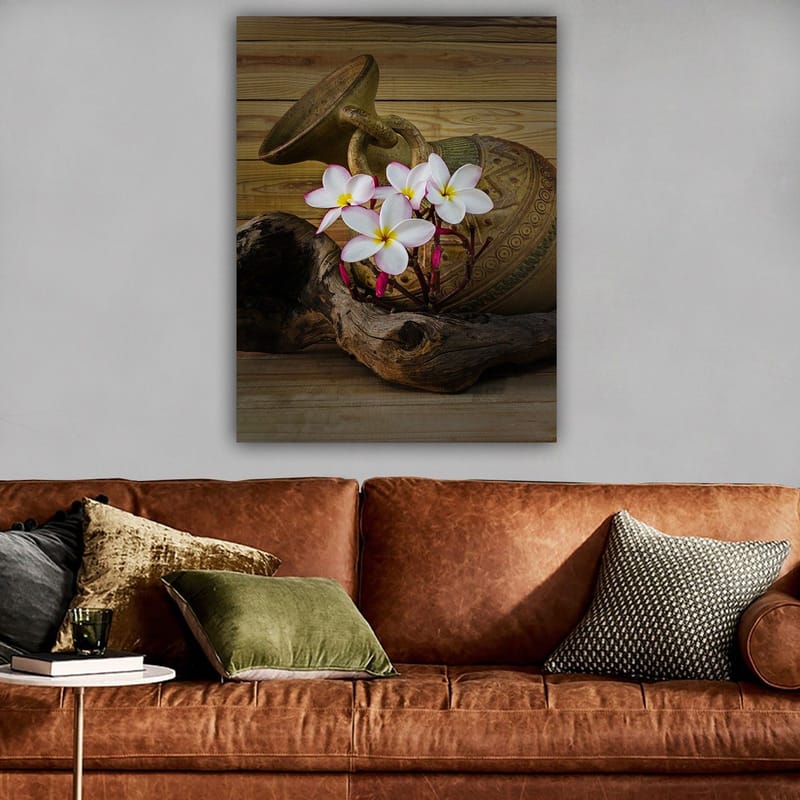 Canvastavla 70x100 cm - Vacker keramikkruka med vita blommor och en träbit som bas - Vit / Rosa / Brun - Inredning - Tavlor & posters - Canvastavla