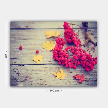Canvastavla 70x100 cm - Vacker komposition av röda rönnbär och gula höstlöv på en träyta - Röd / Gul - Inredning - Tavlor & posters - Canvastavla
