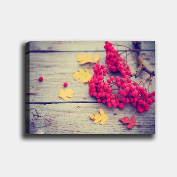 Canvastavla 70x100 cm - Vacker komposition av röda rönnbär och gula höstlöv på en träyta - Röd / Gul - Inredning - Tavlor & posters - Canvastavla