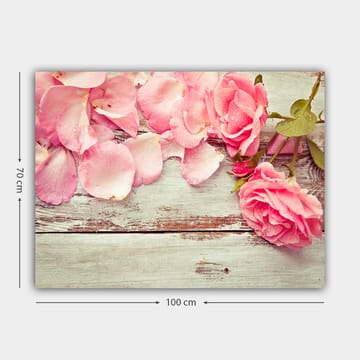 Canvastavla 70x100 cm - Vacker komposition av rosa rosor och rosblad på en träyta - Rosa / Grön / Brun - Inredning - Tavlor & posters - Canvastavla