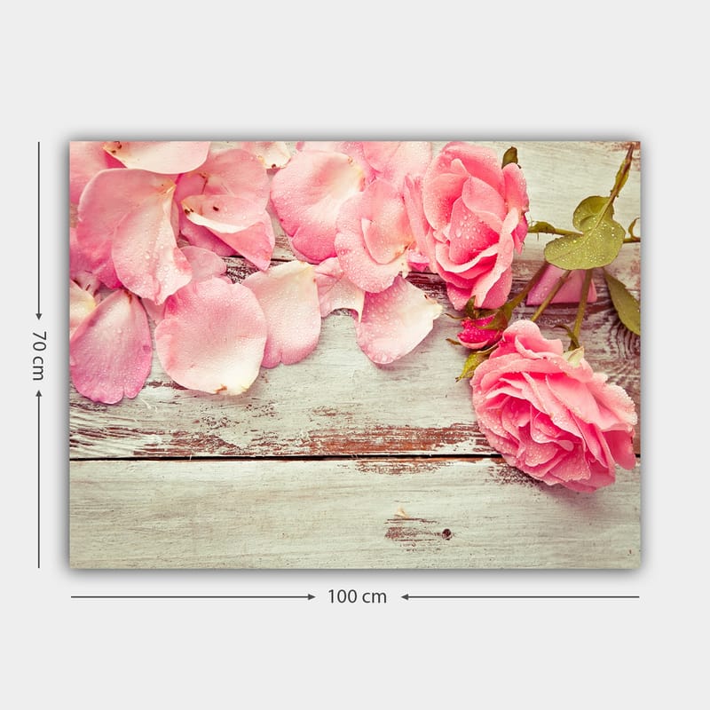Canvastavla 70x100 cm - Vacker komposition av rosa rosor och rosblad på en träyta - Rosa / Grön / Brun - Inredning - Tavlor & posters - Canvastavla