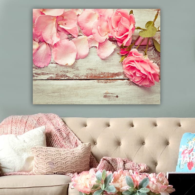 Canvastavla 70x100 cm - Vacker komposition av rosa rosor och rosblad på en träyta - Rosa / Grön / Brun - Inredning - Tavlor & posters - Canvastavla