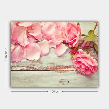 Canvastavla 70x100 cm - Vacker komposition av rosa rosor och rosblad på en träyta - Rosa / Grön / Brun - Inredning - Tavlor & posters - Canvastavla