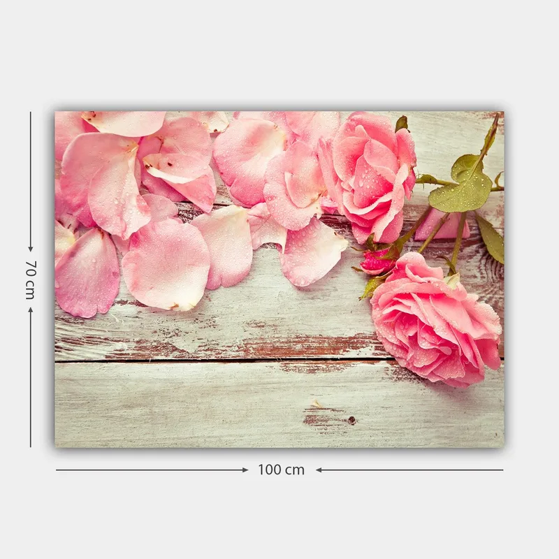 Canvastavla 70x100 cm - Vacker komposition av rosa rosor och rosblad på en träyta - Rosa / Grön / Brun - Inredning - Tavlor & posters - Canvastavla