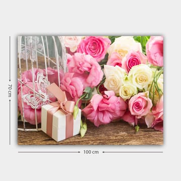 Canvastavla 70x100 cm - Vacker komposition av rosor i olika nyanser tillsammans med en present inslagen i vitt och rosa band - Rosa / Vit / Grön - Inredning - Tavlor & posters - Canvastavla