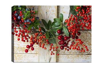 Canvastavla 70x100 cm - Vacker krans av bär och gröna blad som skapar en festlig atmosfär - Röd / Grön / Blå - Inredning - Tavlor & posters - Canvastavla