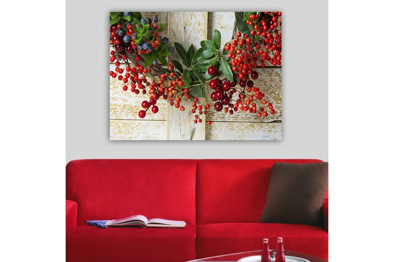 Canvastavla 70x100 cm - Vacker krans av bär och gröna blad som skapar en festlig atmosfär - Röd / Grön / Blå - Inredning - Tavlor & posters - Canvastavla