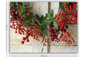 Canvastavla 70x100 cm - Vacker krans av bär och gröna blad som skapar en festlig atmosfär - Röd / Grön / Blå - Inredning - Tavlor & posters - Canvastavla