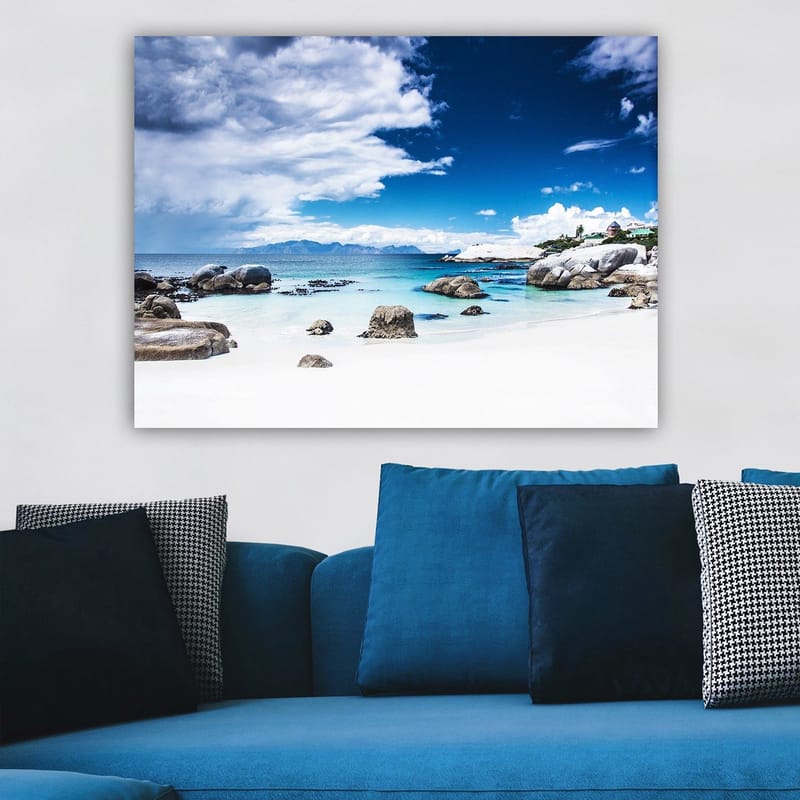 Canvastavla 70x100 cm - Vacker kustlandskap med klippor och klart blått vatten under en dramatisk himmel, Blå / Vit / Grå
