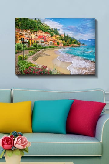 Canvastavla 70x100 cm - Vacker kustlinje med färgglada hus som klättrar uppför en grönskande kulle vid en strand - Blå / Grön / Gul - Inredning - Tavlor & posters - Canvastavla