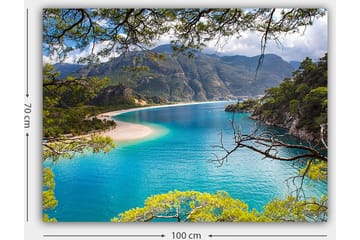 Canvastavla 70x100 cm - Vacker kustlinje med klart turkost vatten och omgivande gröna berg - Turkos / Grön / Beige - Inredning - Tavlor & posters - Canvastavla