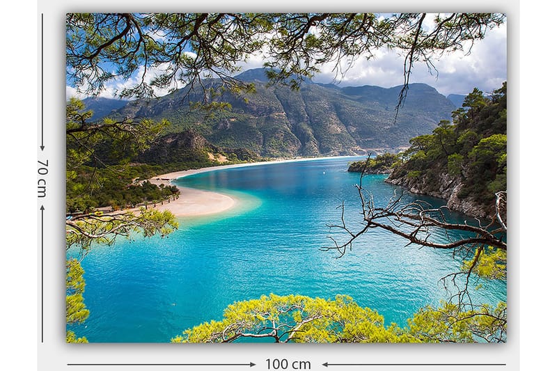Canvastavla 70x100 cm - Vacker kustlinje med klart turkost vatten och omgivande gröna berg - Turkos / Grön / Beige - Inredning - Tavlor & posters - Canvastavla