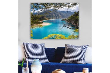 Canvastavla 70x100 cm - Vacker kustlinje med klart turkost vatten och omgivande gröna berg - Turkos / Grön / Beige - Inredning - Tavlor & posters - Canvastavla