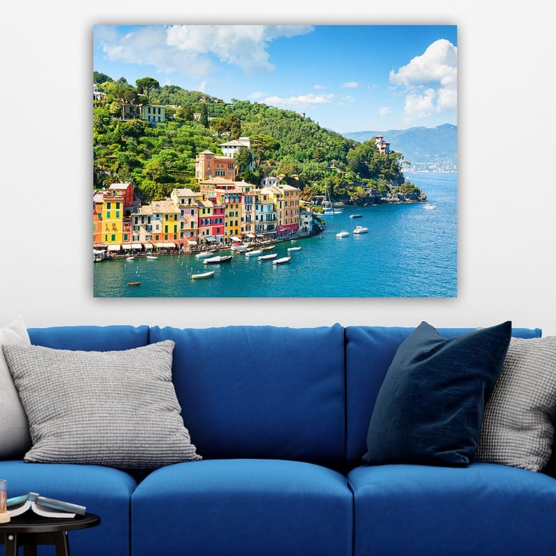 Canvastavla 70x100 cm - Vacker kuststad med färgglada hus vid havet, omgiven av grönskande kullar - Blå / Grön / Gul - Inredning - Tavlor & posters - Canvastavla