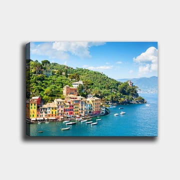 Canvastavla 70x100 cm - Vacker kuststad med färgglada hus vid havet, omgiven av grönskande kullar - Blå / Grön / Gul - Inredning - Tavlor & posters - Canvastavla