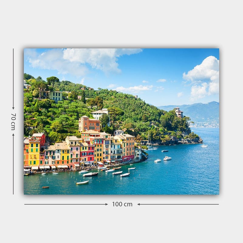 Canvastavla 70x100 cm - Vacker kuststad med färgglada hus vid havet, omgiven av grönskande kullar - Blå / Grön / Gul - Inredning - Tavlor & posters - Canvastavla