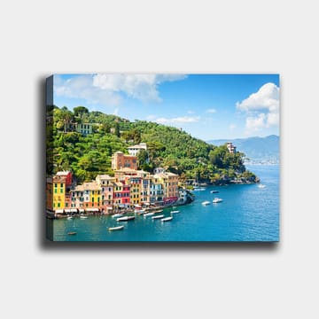 Canvastavla 70x100 cm - Vacker kuststad med färgglada hus vid havet, omgiven av grönskande kullar - Blå / Grön / Gul - Inredning - Tavlor & posters - Canvastavla
