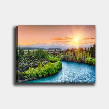Canvastavla 70x100 cm - Vacker landskapsmålning med en flod som slingrar sig genom grönskande träd och berg i bakgrunden under en soluppgång - Grön / Blå / Orange - Inredning - Tavlor & posters - Canvastavla
