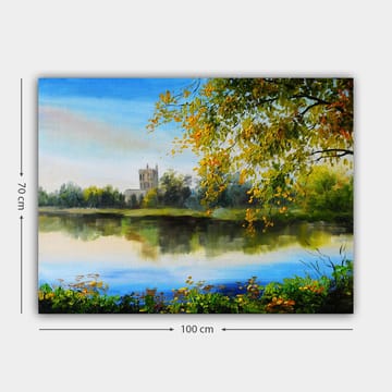 Canvastavla 70x100 cm - Vacker landskapsmålning med en spegelblanka sjö och ett gammalt torn i bakgrunden, omgiven av träd och höstfärger - Grön / Blå / Gul - Inredning - Tavlor & posters - Canvastavla