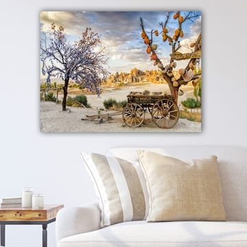 Canvastavla 70x100 cm - Vacker landskapsmålning med ett gammalt vagn och blommiga träd i en naturskön miljö - Lila / Orange / Beige - Inredning - Tavlor & posters - Canvastavla