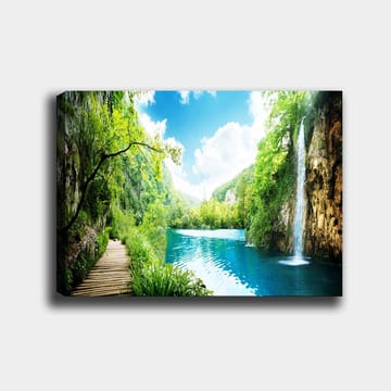 Canvastavla 70x100 cm - Vacker naturscen med en vattenfall som rinner ner i en klar, blå sjö omgiven av frodig grönska och berg - Grön / Blå - Inredning - Tavlor & posters - Canvastavla