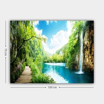 Canvastavla 70x100 cm - Vacker naturscen med en vattenfall som rinner ner i en klar, blå sjö omgiven av frodig grönska och berg - Grön / Blå - Inredning - Tavlor & posters - Canvastavla