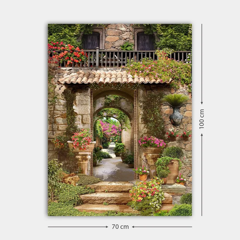 Canvastavla 70x100 cm - Vacker och grönskande trädgård med blomsterarrangemang och en stenbåge som leder in i en lummig gång - Grön / Rosa / Beige - Inredning - Tavlor & posters - Canvastavla
