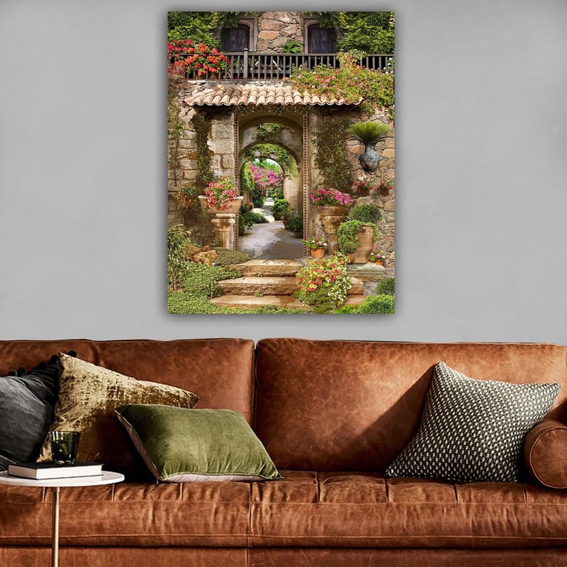 Canvastavla 70x100 cm - Vacker och grönskande trädgård med blomsterarrangemang och en stenbåge som leder in i en lummig gång - Grön / Rosa / Beige - Inredning - Tavlor & posters - Canvastavla