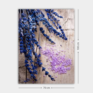 Canvastavla 70x100 cm - Vacker samling av lavendelblommor med lila salt på en träyta - Blå / Lila - Inredning - Tavlor & posters - Canvastavla