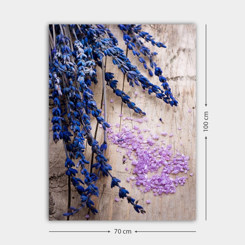 Canvastavla 70x100 cm - Vacker samling av lavendelblommor med lila salt på en träyta - Blå / Lila - Inredning - Tavlor & posters - Canvastavla