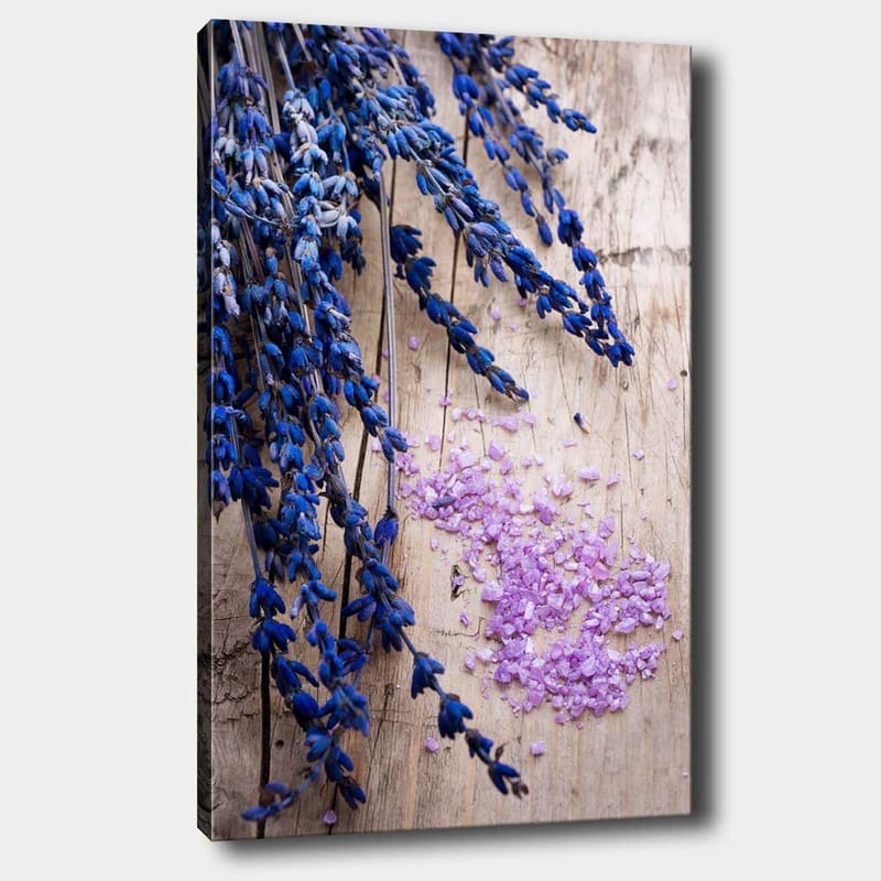 Canvastavla 70x100 cm - Vacker samling av lavendelblommor med lila salt på en träyta, Blå / Lila