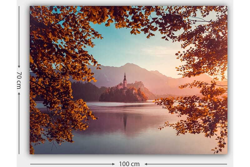 Canvastavla 70x100 cm - Vacker sjö med en ö och ett slott omgiven av höstfärgade träd och berg i bakgrunden - Orange / Blå / Lila - Inredning - Tavlor & posters - Canvastavla