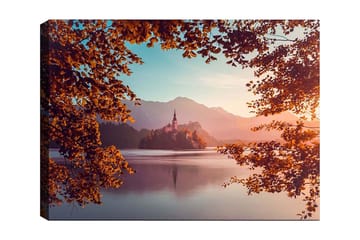 Canvastavla 70x100 cm - Vacker sjö med en ö och ett slott omgiven av höstfärgade träd och berg i bakgrunden - Orange / Blå / Lila - Inredning - Tavlor & posters - Canvastavla
