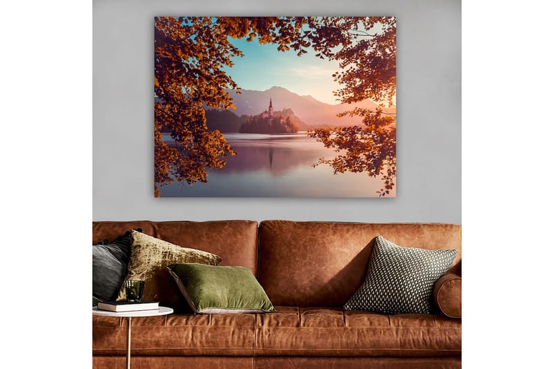 Canvastavla 70x100 cm - Vacker sjö med en ö och ett slott omgiven av höstfärgade träd och berg i bakgrunden - Orange / Blå / Lila - Inredning - Tavlor & posters - Canvastavla
